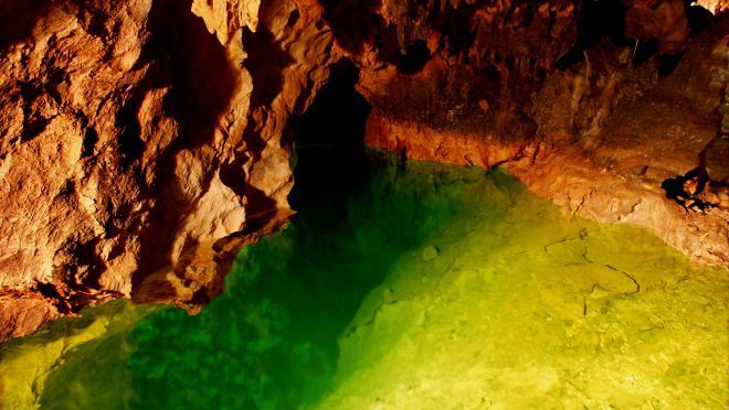 稲積水中鍾乳洞