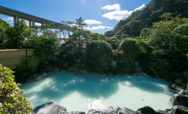 「バリア ・オアシス温泉」に認定、岡本屋でうるおい肌へ。